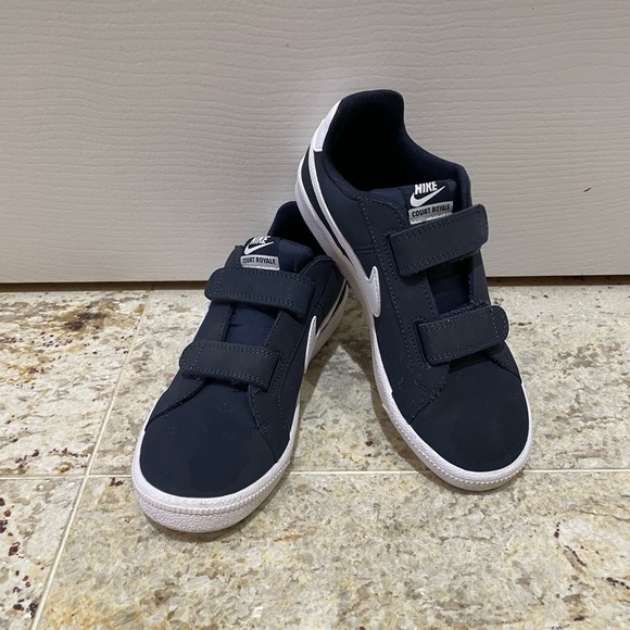 Nike boys running shoes - court royale navy blue sneakers - size 2Y - Picture 2 of 8